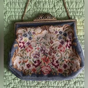1940’s EUC VINTAGE FLORAL PETIT POINT WRISTLET HANDBAG W/ BLUE/GREY BACKGROUND